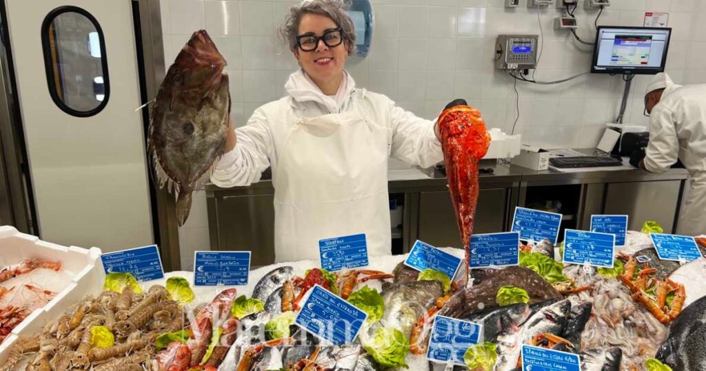 Nunzia dietro al banco del pesce del cash&carry di Sapori di Toscana