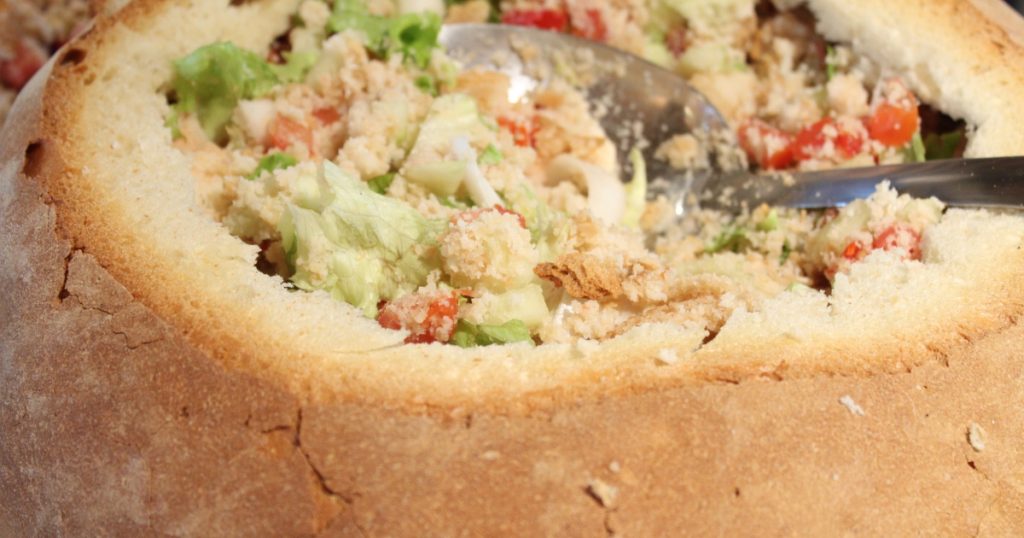 Panzanella preparata dentro a una pagnotta di pane