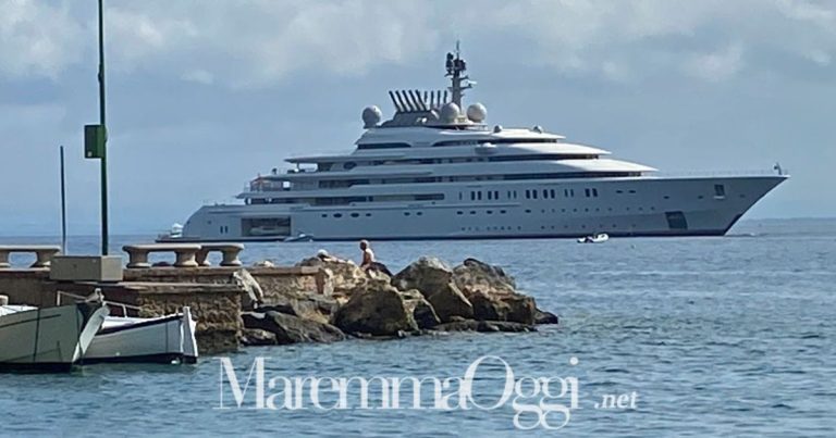 Lo yacht Opera nelle acque dell'Argentario