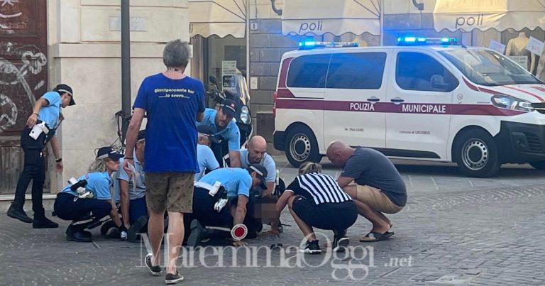 Musicista placcato in piazza Socci, un momento della colluttazione