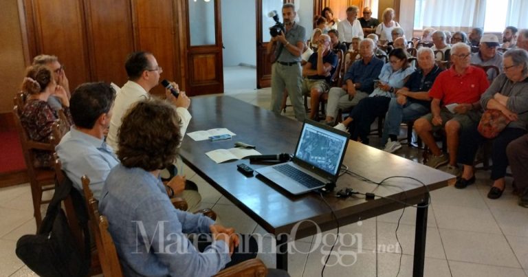 Un momento dell'assemblea sul parcheggio a Senzuno