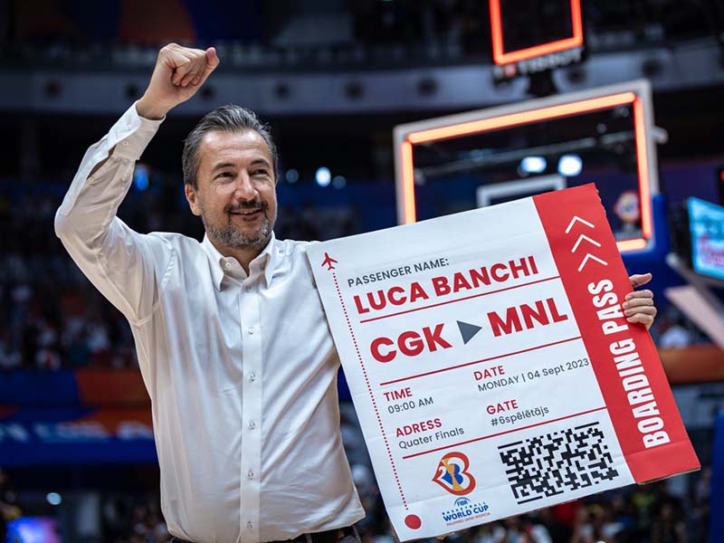 Luca Banchi festeggia dopo la conquista dei quarti di finale con la Lettonia