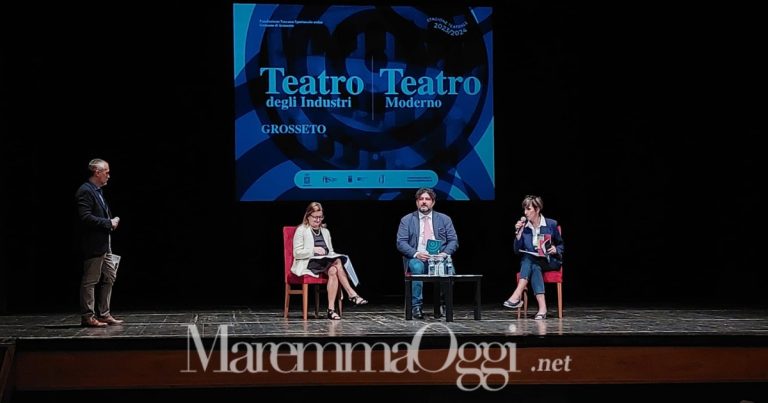 Un momento della presentazione della stagione teatrale 2023-2024 al teatro degli Industri