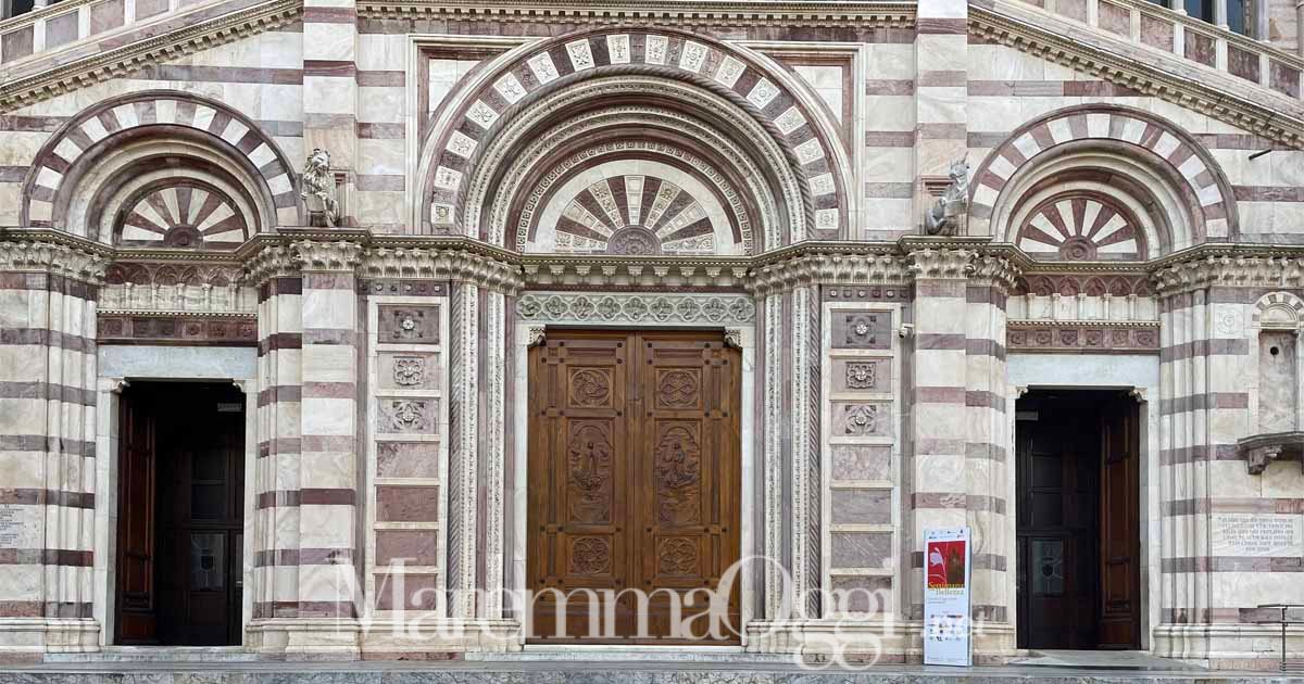 Il portone principale della cattedrale di San Lorenzo, a Grosseto. A sinistra la Madonna assunta, a destra il martire patrono della città