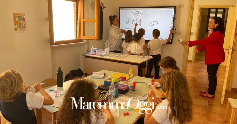 Bambini in una classe della scuola Esedra, a Grosseto