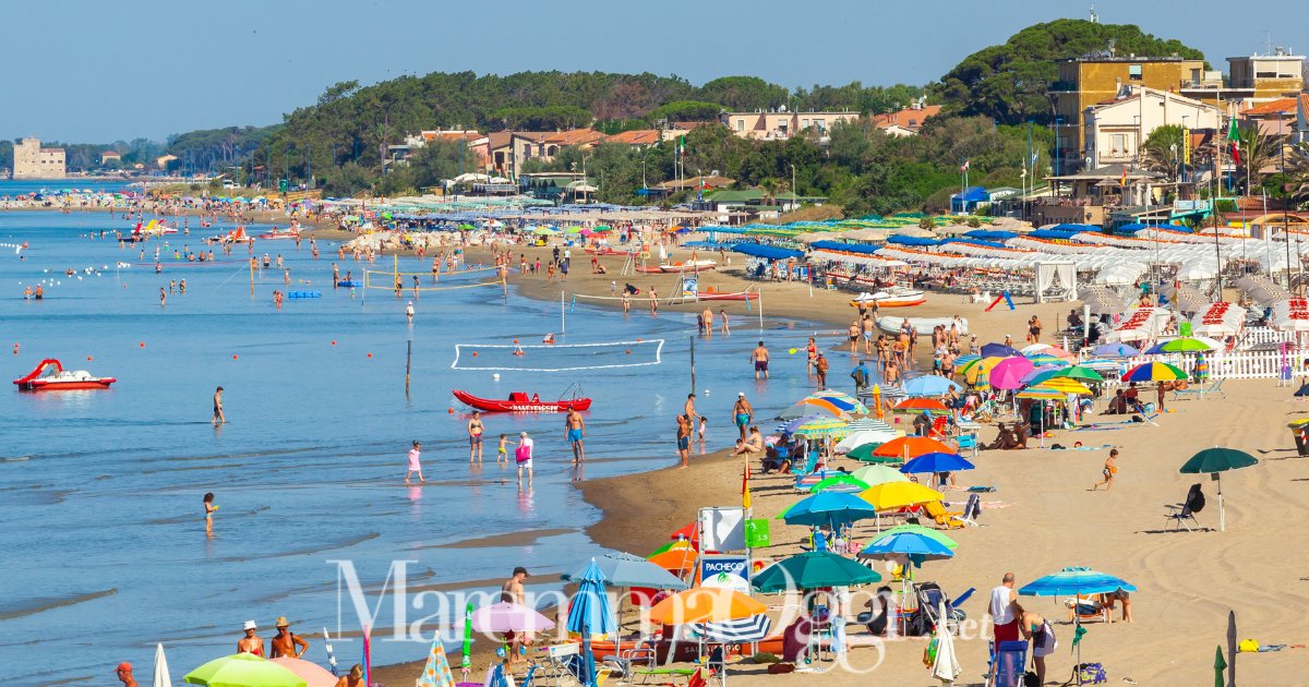 Turismo a Follonica, la spiaggia di Pratoranieri. Sullo sfondo Torre Mozza