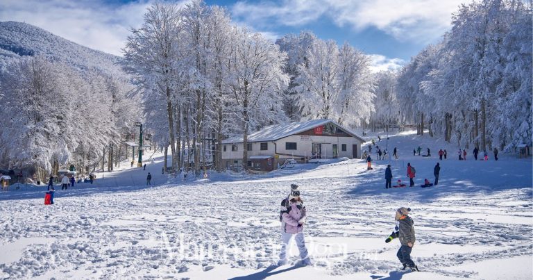 Il prato alle Macinaie innevato, la stagione sciistica partirà su entrambi i versanti