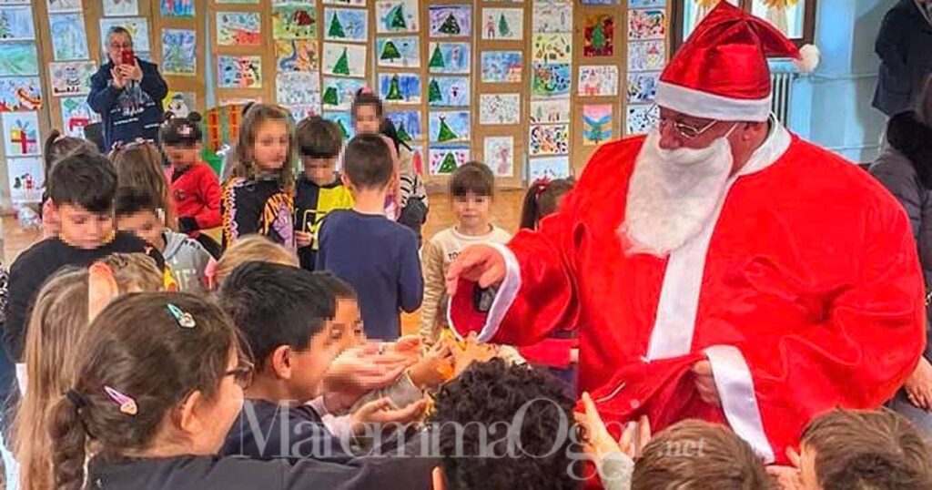 Il sindaco di Grosseto, vestito da Babbo Natale, fra i bambini delle scuole di via Mazzini