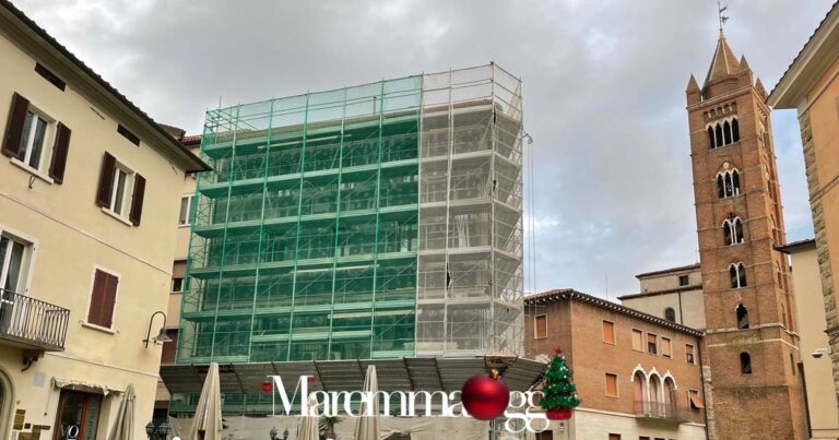 Superbonus, un palazzo con le impalcature in centro storico a Grosseto