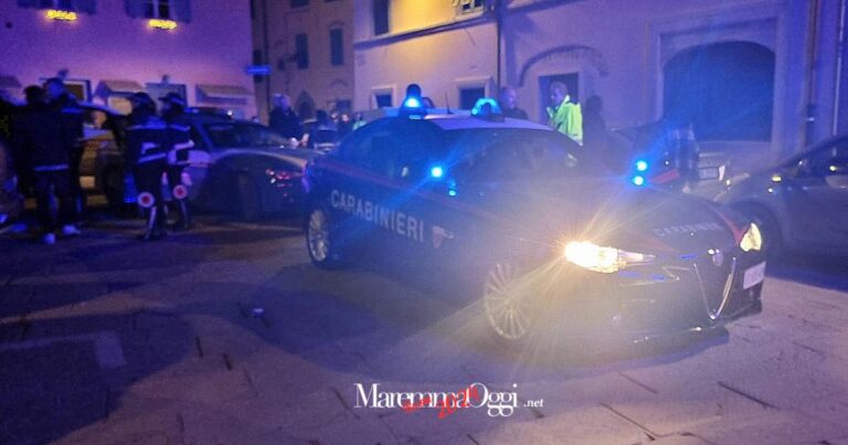 I carabinieri in piazza della Palma, accoltellato un ventenne