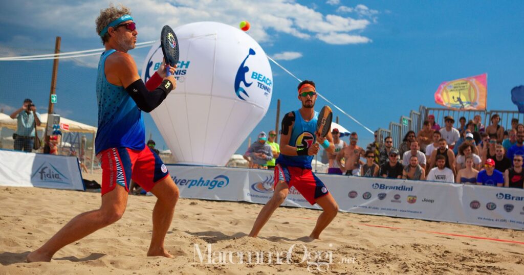 Alessandro Calbucci e Michele Cappelletti sulla spiaggia di Castiglione: vinsero il torneo di beach tennis organizzato nel 2019