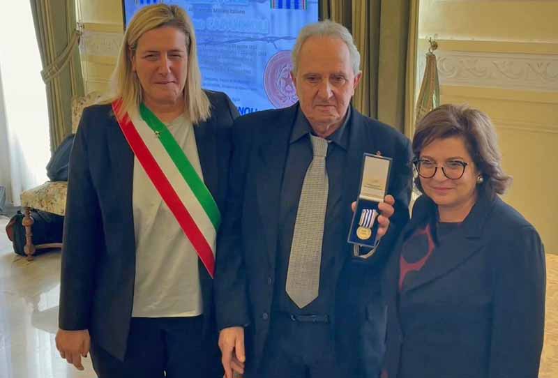 La sindaca di Gavorrano, Stefania Ulivieri e la prefetta Paola Berardino consegnano la medaglia d'onore a Claudio Capannoli, figlio di Solideo