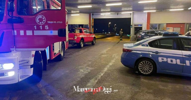 Vigili del fuoco e polizia al pronto soccorso dopo l'incendio