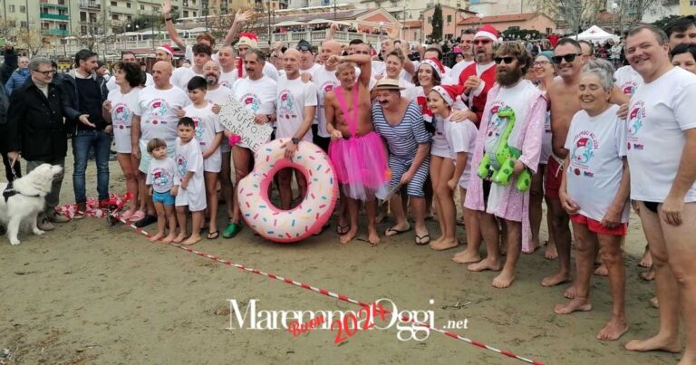 Il gruppo dei coraggiosi che hanno partecipato al primo tutto in mare a Follonica