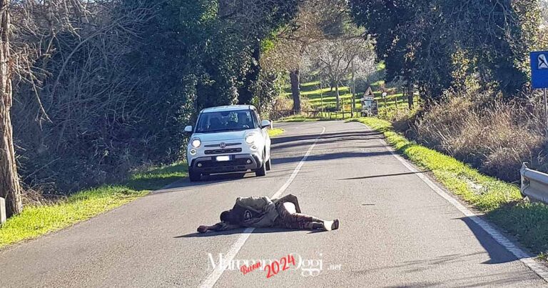 Il giovane sdraiato in mezzo alla strada sulla Scansanese