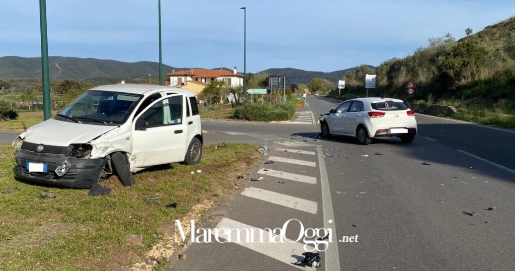 Lo scontro fra due auto al bivio di Rocchette