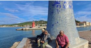 Il faro blu a Castiglione della Pescaia, sullo sfondo il faro rosso