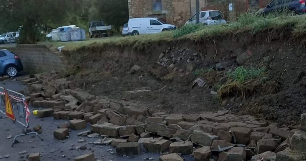 Il muro del parcheggio crollato a Batignano