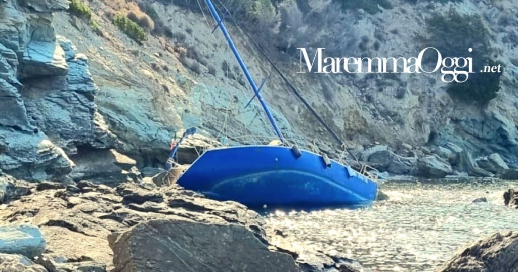 La barca a vela incagliata sugli scogli all'Argentario