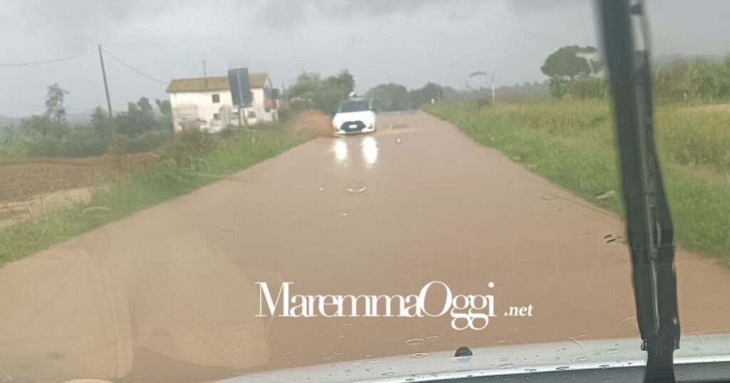 La strada allagata fra Macchiascandona e il Bozzone