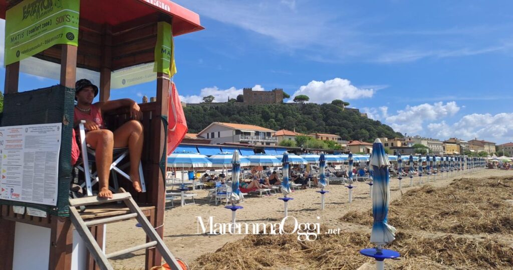 Le cannucce e i detriti sulla spiaggia di Castiglione della Pescaia