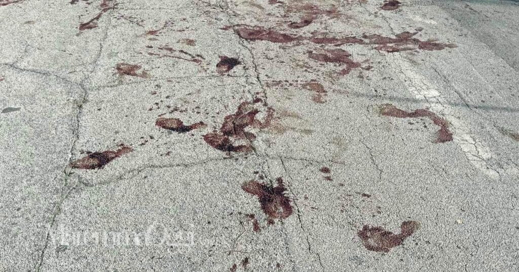 Le macchie di sangue lasciate a terra dopo l'accoltellamento in via Pietri