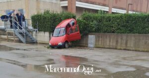 La donna non è riuscita a frenare. Per fortuna solo un brutto shock per la conducente caduta con l'auto nel piazzale di servizio del supermercato