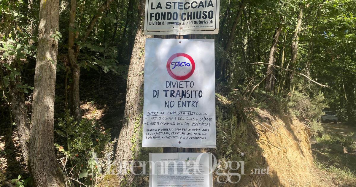 Il cartello artigianale sulla strada per i canaloni del Farma