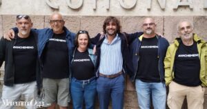 I consiglieri e militanti di Follonica a sinistra con la maglietta "anche meno"