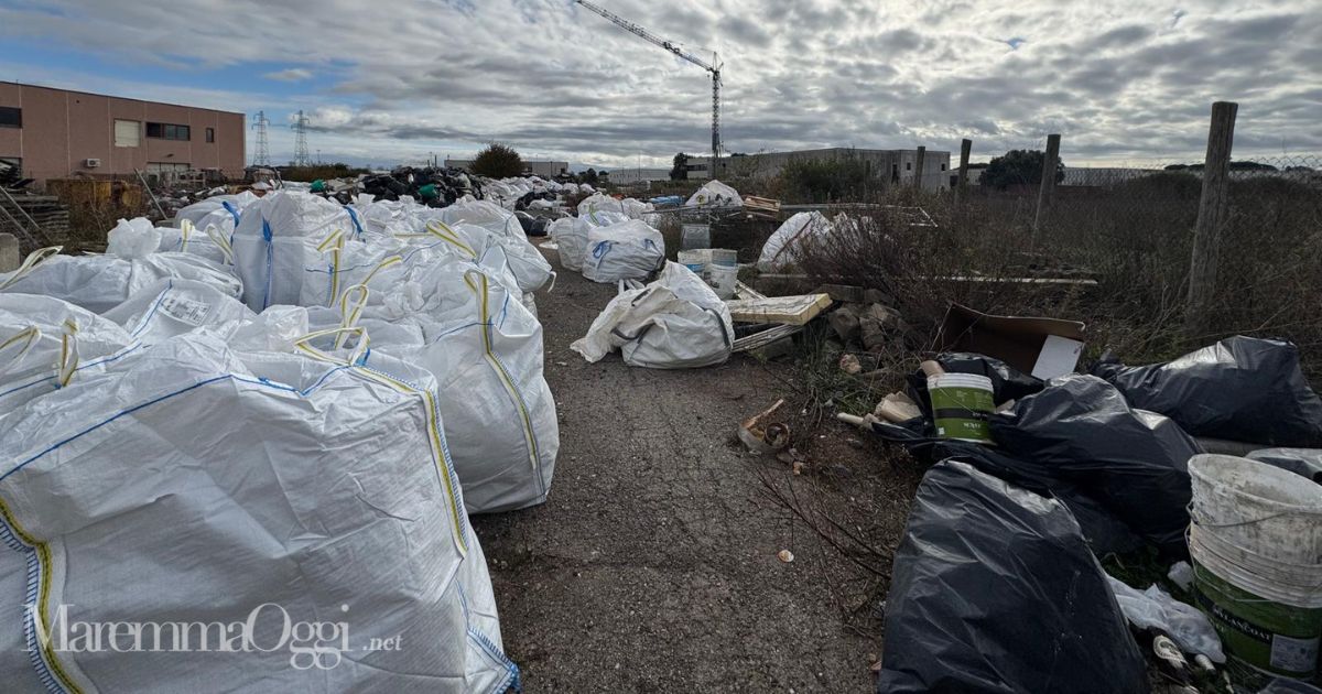 L'interno della discarica abusiva trovata a Grosseto