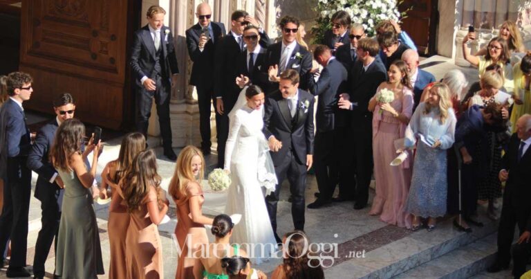 Federico Chiesa e Lucia Bramani escono mano nella mano dal Duomo di Grosseto dopo il matrimonio