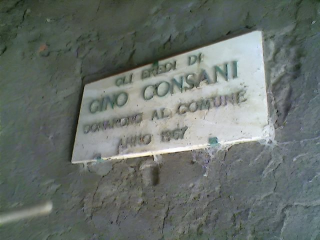 La targa che attesta la donazione al Comune degli eredi di Gino Consani al Comune di Orbetello