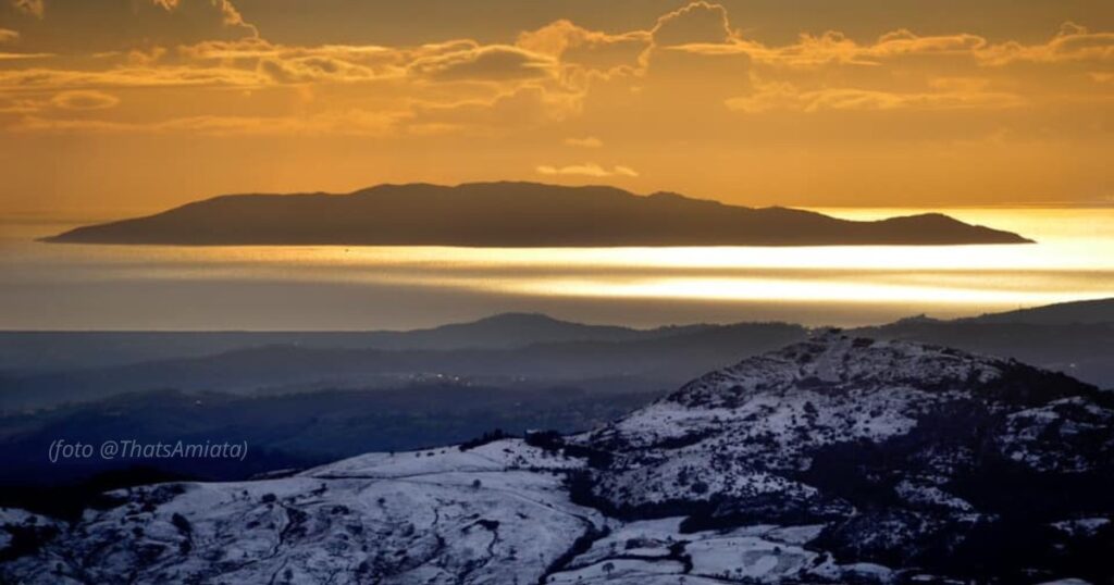 Una foto spettacolare: dal monte Labbro, sull'Amiata, fino al Giglio. L'asse dai monti al mare (foto @ThatsAmiata)