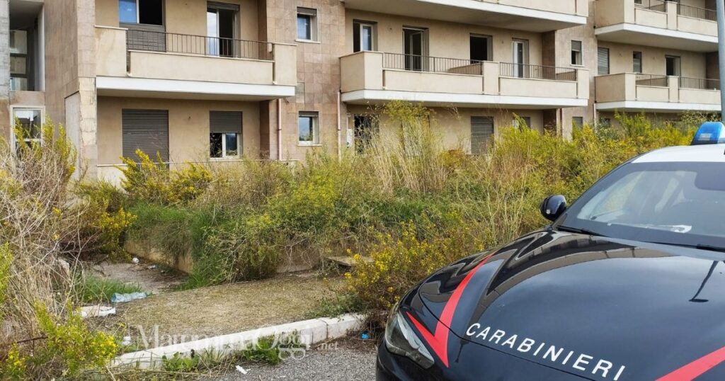 Blitz dei carabinieri nel palazzo abbandonato di via Lago Maggiore