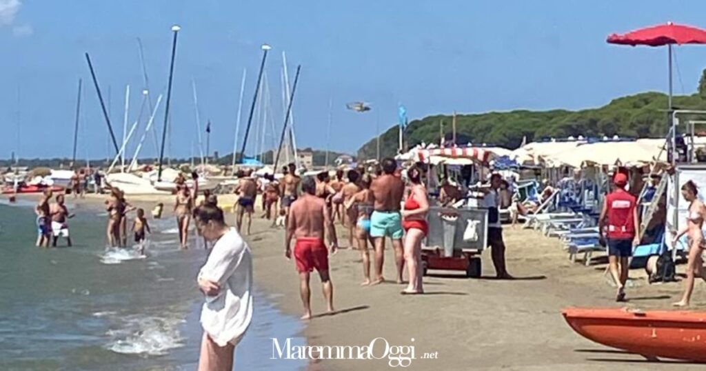 L'elicottero Pegaso sopra alla spiaggia piena di turisti. Per l'uomo non c'è stato nulla da fare