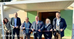 Inaugurazione della pergola bioclimatica donata da Medical Group alla Farfalla Odv: da sinistra Simona Rusconi, Alessandro Giglio, Roberto Martinelli, Antonfrancesco Vivarelli Colonna, Loriana Landi e Fabrizio Rossi