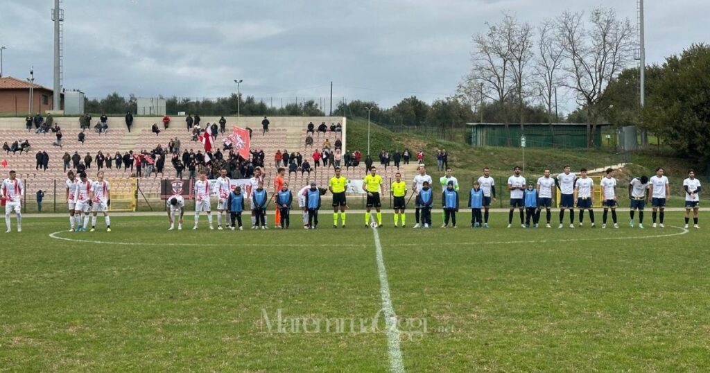 San Donato Tavarnelle-Grosseto, le squadre a centrocampo prima del fischio di inizio