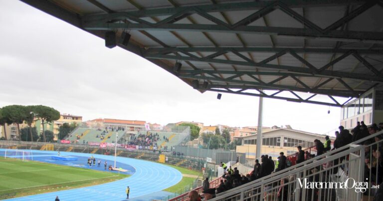 La tribuna coperta dello stadio Zecchini