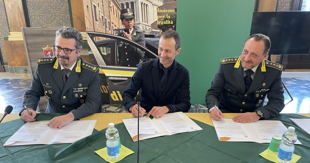 La firma dell'accordo fra Camera di commercio e guardia di finanza: il comandante Antuofermo, il presidente Breda e il comandante Piccinni