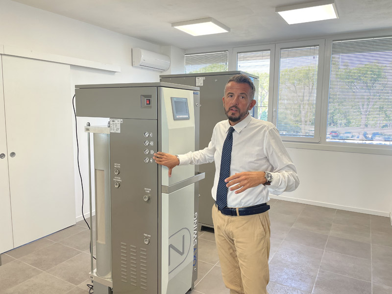 Federico Guidarelli, Ad di Noxerior, con il generatore di ossigeno modulare