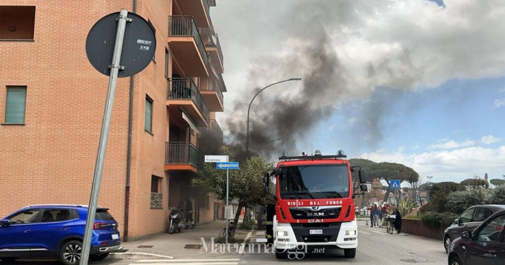 I vigili del fuoco in via Grossetana a Marina per l'incendio