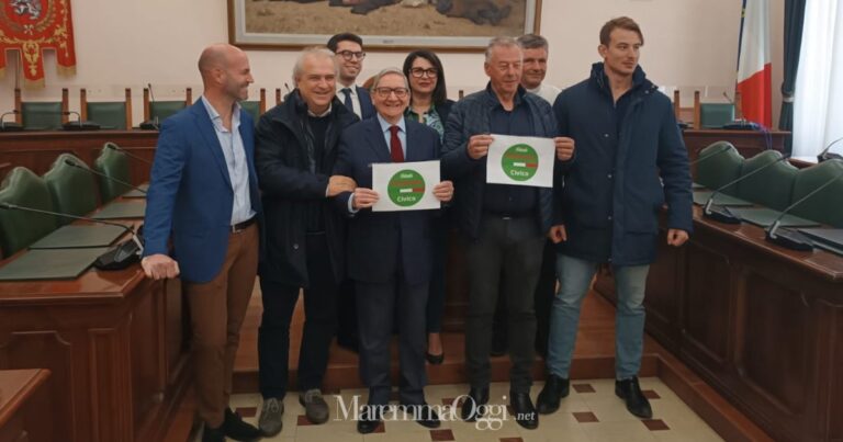 Il gruppo dei consiglieri di Nuovo Orizzonte Civico in sala consiliare a Grosseto, con loro c'è anche Andrea Vasellini