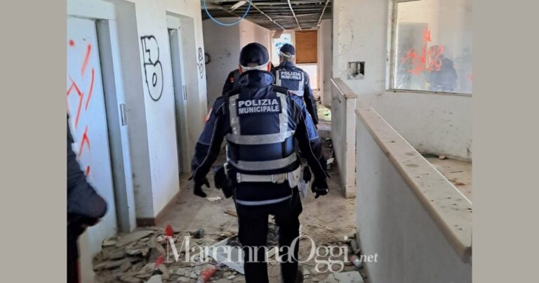 La polizia municipale durante un controllo (foto d'archivio)