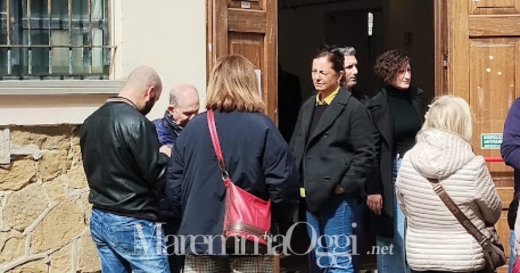 Primarie Pd a Follonica, persone davanti al seggio di via Roma