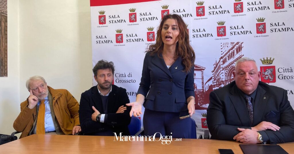 Susanna Ceccardi parla in Comune, con lei il sindaco Antonfrancesco Vivarelli Colonna , l'assessore Riccardo Megale il commissario comunale Bartoletti