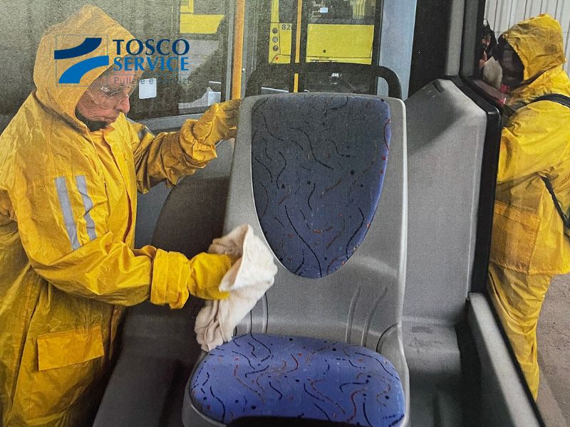 Addetti della Tosco Service puliscono l'interno di un autobus di linea