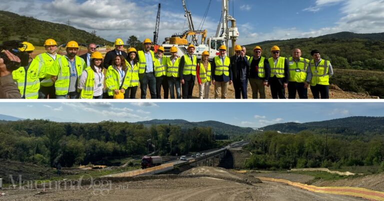 Foto di gruppo al varco 4 del lotto 9 della Grosseto-Siena. Sotto il viadotto sul fiume Ornate che sarà rifatto