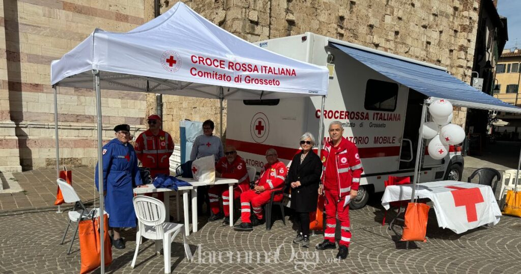 La postazione della Croce Rossa Italiana in piazza Dante