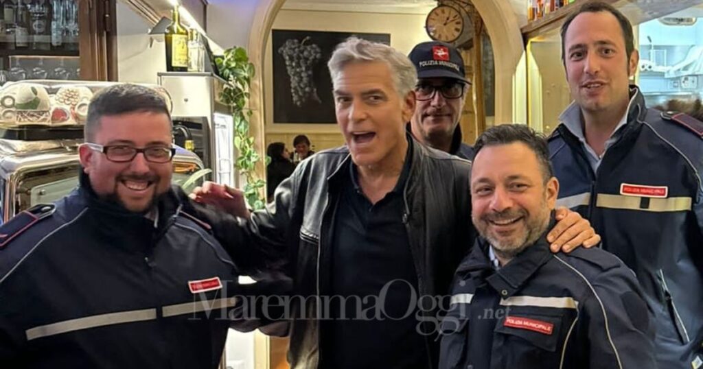 Foto di gruppo per Roberto Ceruli, chiamato Zeppetto, e la polizia municipale a Pitigliano con George Clooney