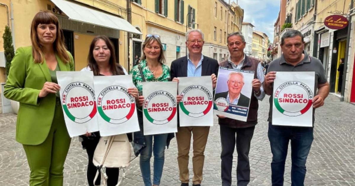 Il candidato a sindaco Franco Rossi con alcuni dei candidati della lista "Per Civitella Paganico"